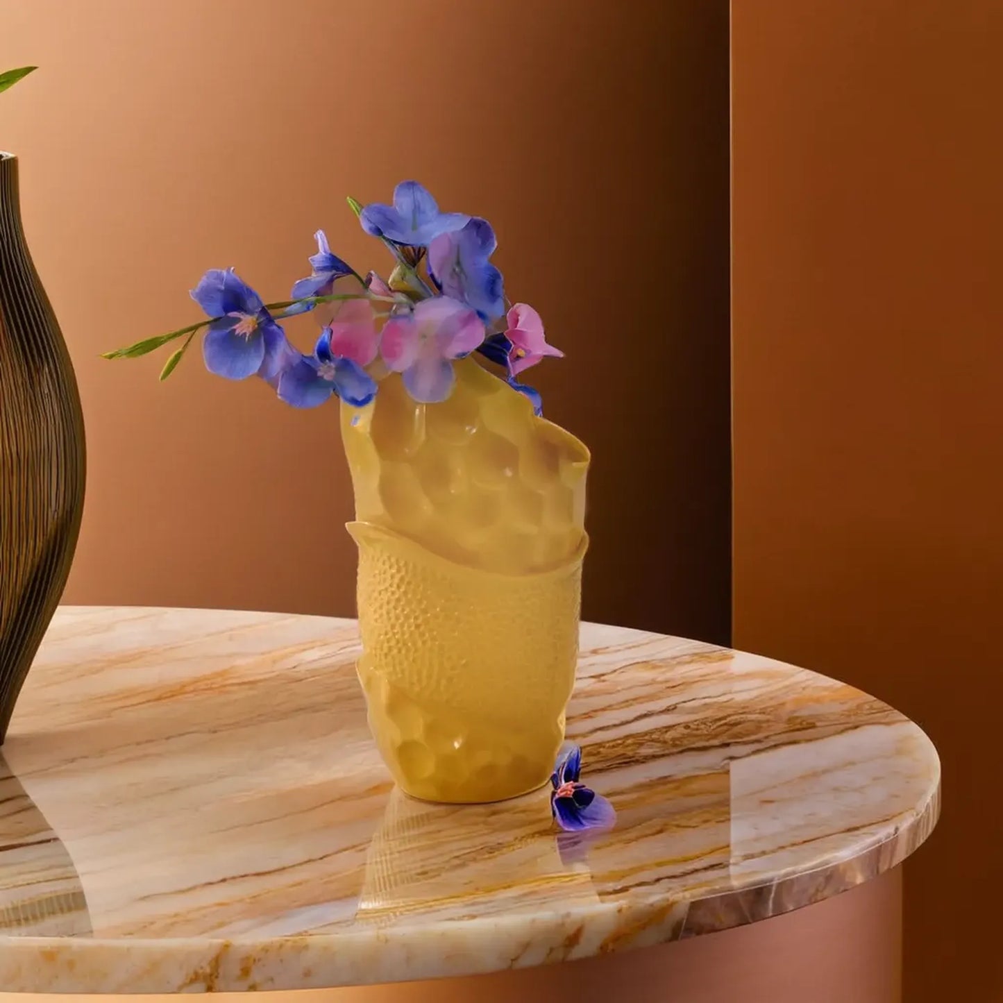 Enchanting Bloom Resplendent Vase for Fresh Floral Displays